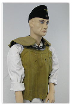 Matelot de la Kriegsmarine en tenue de travail avec gilet de sauvetage