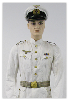 Officier de la Kriegsmarine en tenue blanche avec dague