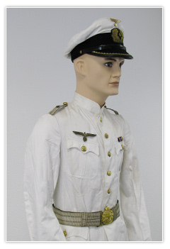 Officier de la Kriegsmarine en tenue blanche avec dague