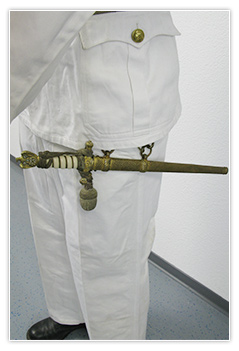 Officier de la Kriegsmarine en tenue blanche avec dague