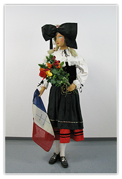 Jeune fille en tenue folklorique  alsacienne pour la libération d'alsace